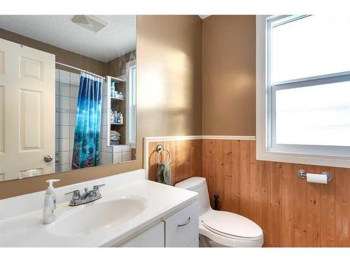 30 4Th Avenue Se, High River, AB - Indoor Photo Showing Bathroom