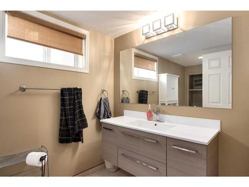 30 4Th Avenue Se, High River, AB - Indoor Photo Showing Bathroom