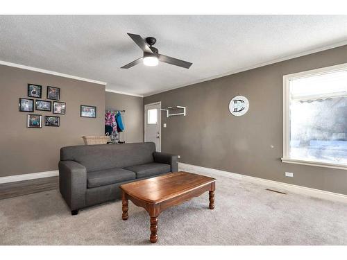 30 4Th Avenue Se, High River, AB - Indoor Photo Showing Living Room