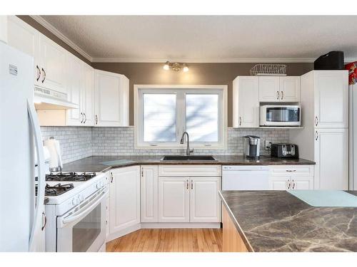 30 4Th Avenue Se, High River, AB - Indoor Photo Showing Kitchen