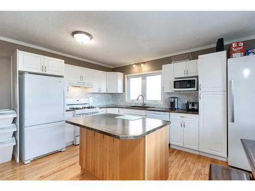 30 4Th Avenue Se, High River, AB - Indoor Photo Showing Kitchen