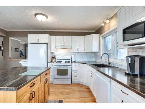 30 4Th Avenue Se, High River, AB - Indoor Photo Showing Kitchen