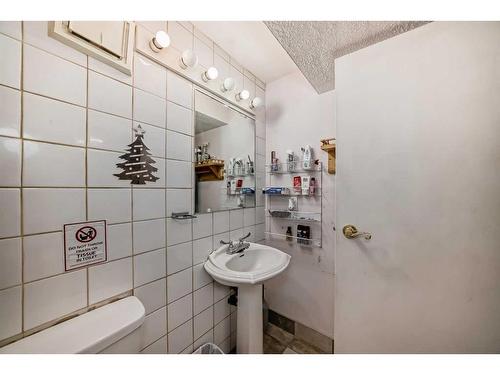 723 Raynard Crescent Se, Calgary, AB - Indoor Photo Showing Bathroom