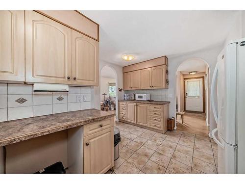 723 Raynard Crescent Se, Calgary, AB - Indoor Photo Showing Kitchen