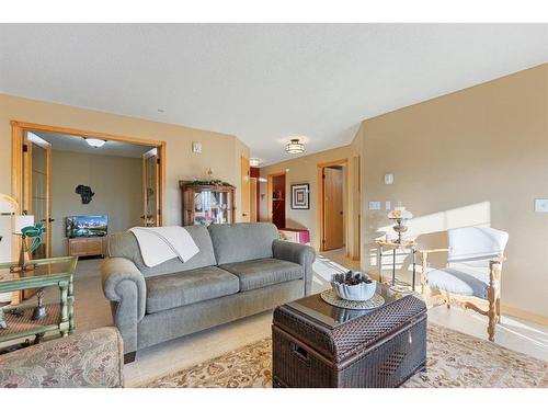 246-6868 Sierra Morena Boulevard Sw, Calgary, AB - Indoor Photo Showing Living Room