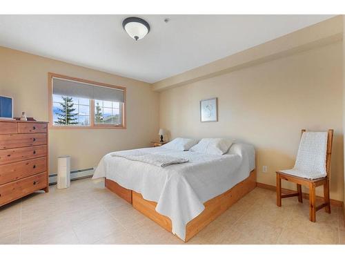 246-6868 Sierra Morena Boulevard Sw, Calgary, AB - Indoor Photo Showing Bedroom