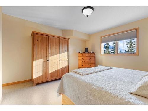 246-6868 Sierra Morena Boulevard Sw, Calgary, AB - Indoor Photo Showing Bedroom