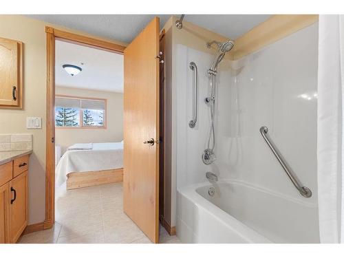 246-6868 Sierra Morena Boulevard Sw, Calgary, AB - Indoor Photo Showing Bathroom