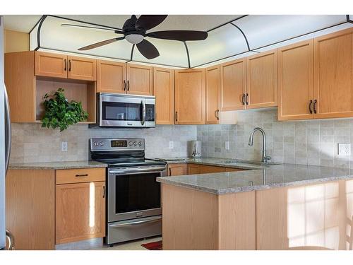 246-6868 Sierra Morena Boulevard Sw, Calgary, AB - Indoor Photo Showing Kitchen