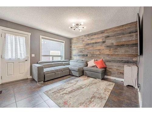 335 Saddlebrook Circle Ne, Calgary, AB - Indoor Photo Showing Living Room