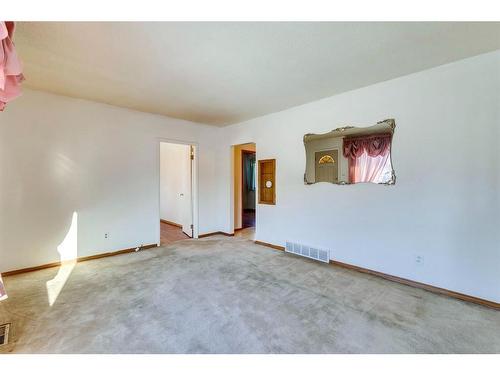 3924 76 Street Nw, Calgary, AB - Indoor Photo Showing Other Room