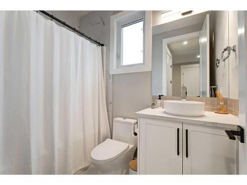 13 Sunvalley View, Cochrane, AB - Indoor Photo Showing Bathroom