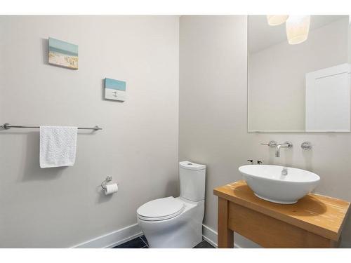 2138 30 Avenue Sw, Calgary, AB - Indoor Photo Showing Bathroom