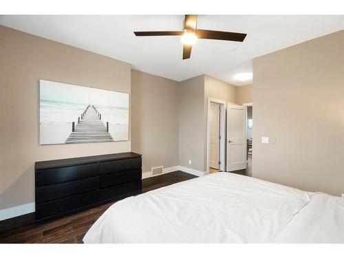 2138 30 Avenue Sw, Calgary, AB - Indoor Photo Showing Bedroom