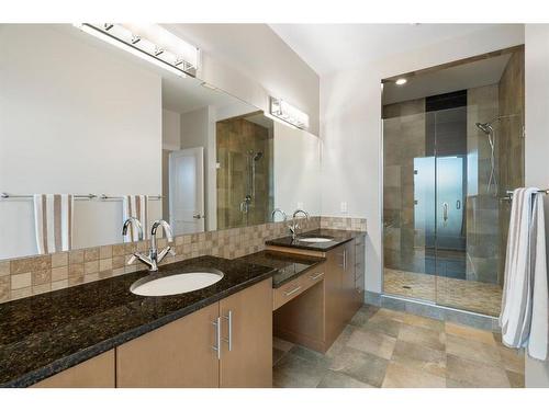 2138 30 Avenue Sw, Calgary, AB - Indoor Photo Showing Bathroom