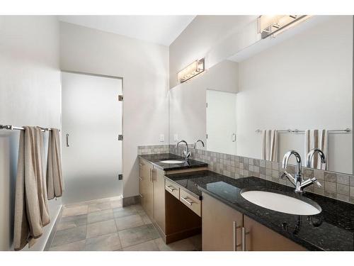 2138 30 Avenue Sw, Calgary, AB - Indoor Photo Showing Bathroom