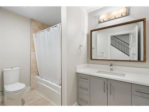 2138 30 Avenue Sw, Calgary, AB - Indoor Photo Showing Bathroom