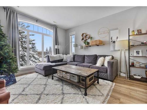 602-8000 Wentworth Drive Sw, Calgary, AB - Indoor Photo Showing Living Room