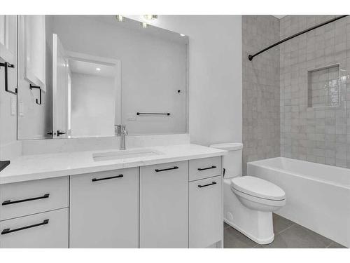 2524 17 Avenue Sw, Calgary, AB - Indoor Photo Showing Bathroom