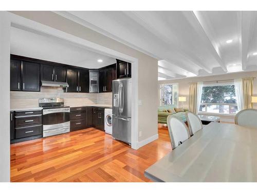 431 Cantrell Drive Sw, Calgary, AB - Indoor Photo Showing Kitchen With Upgraded Kitchen