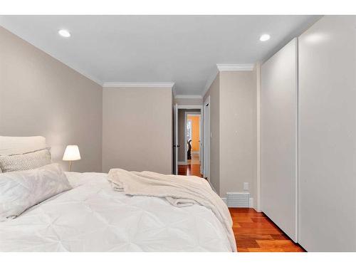 431 Cantrell Drive Sw, Calgary, AB - Indoor Photo Showing Bedroom