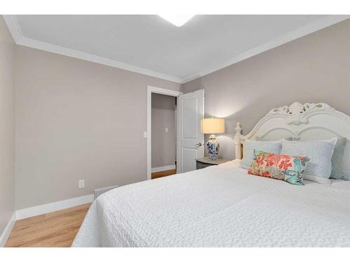 431 Cantrell Drive Sw, Calgary, AB - Indoor Photo Showing Bedroom