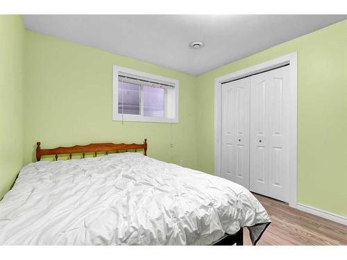 431 Cantrell Drive Sw, Calgary, AB - Indoor Photo Showing Bedroom