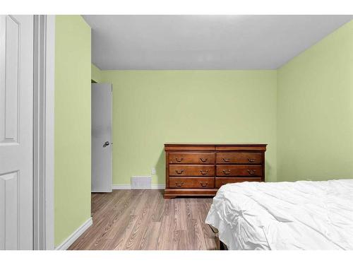 431 Cantrell Drive Sw, Calgary, AB - Indoor Photo Showing Bedroom