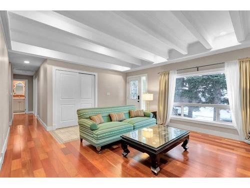 431 Cantrell Drive Sw, Calgary, AB - Indoor Photo Showing Living Room