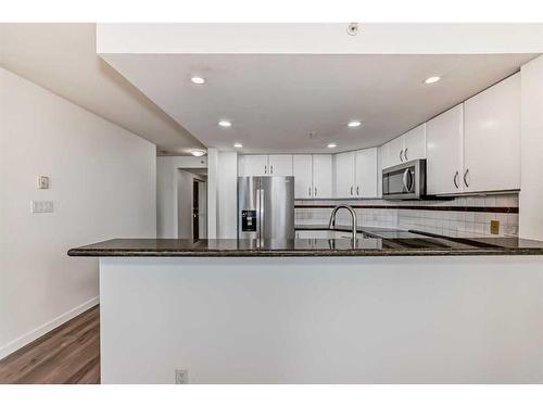 401-1108 6 Avenue Sw, Calgary, AB - Indoor Photo Showing Kitchen