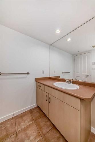 401-1108 6 Avenue Sw, Calgary, AB - Indoor Photo Showing Bathroom