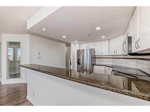 401-1108 6 Avenue Sw, Calgary, AB - Indoor Photo Showing Kitchen