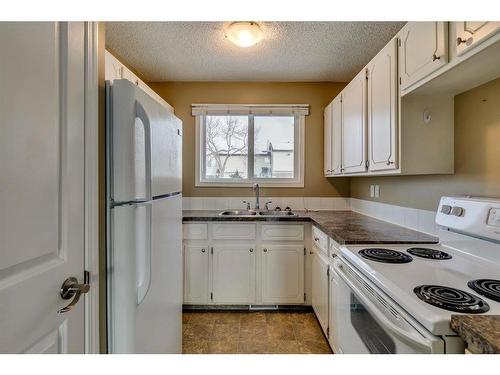 56-32 Whitnel Court Ne, Calgary, AB - Indoor Photo Showing Kitchen With Double Sink