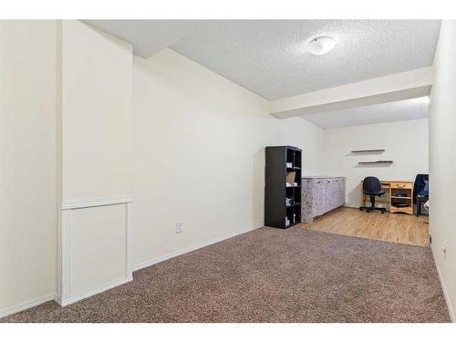 8 Coventry Lane Ne, Calgary, AB - Indoor