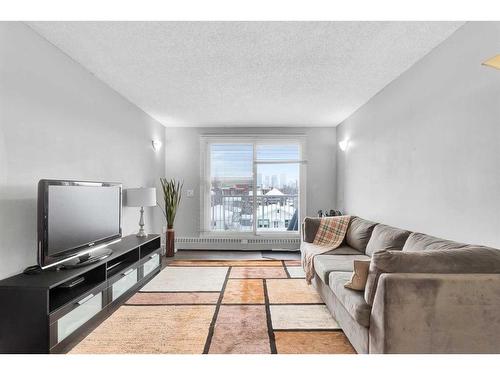 306-110 20 Avenue Ne, Calgary, AB - Indoor Photo Showing Living Room