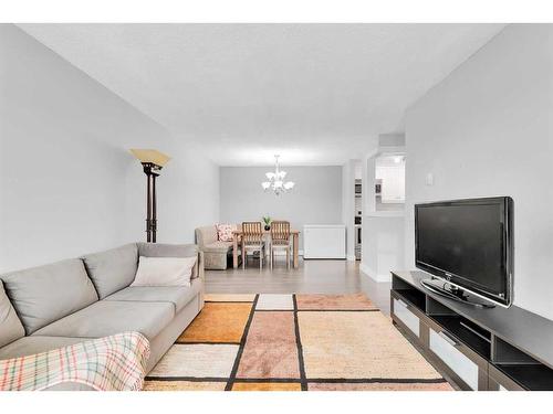 306-110 20 Avenue Ne, Calgary, AB - Indoor Photo Showing Living Room