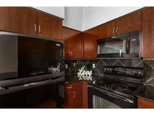 407-8880 Horton Road Sw, Calgary, AB - Indoor Photo Showing Kitchen