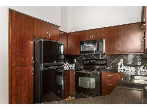 407-8880 Horton Road Sw, Calgary, AB - Indoor Photo Showing Kitchen With Double Sink