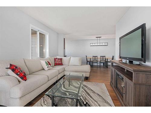 1350-2395 Eversyde Avenue Sw, Calgary, AB - Indoor Photo Showing Living Room