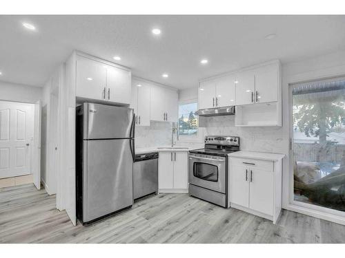 6644 Penbrooke Drive Se, Calgary, AB - Indoor Photo Showing Kitchen