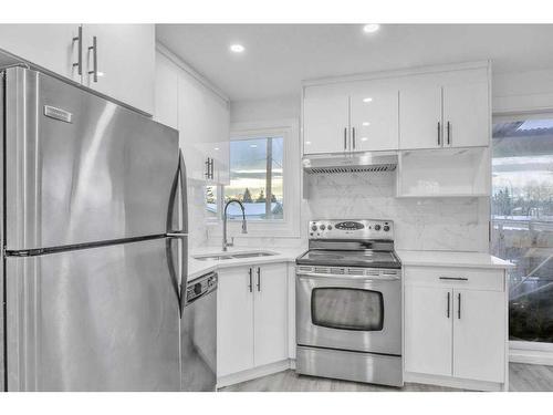 6644 Penbrooke Drive Se, Calgary, AB - Indoor Photo Showing Kitchen With Upgraded Kitchen