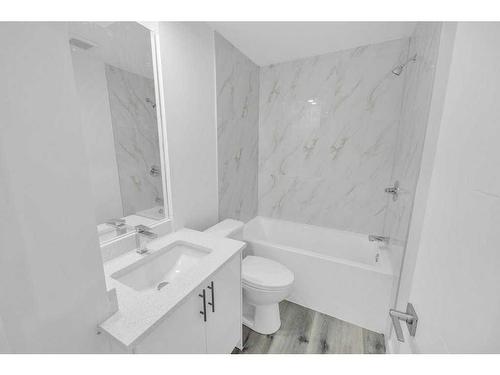 6644 Penbrooke Drive Se, Calgary, AB - Indoor Photo Showing Bathroom