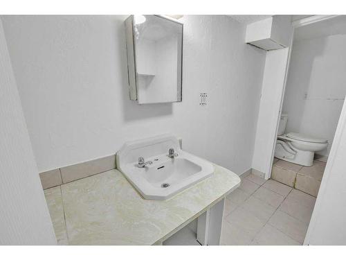 6644 Penbrooke Drive Se, Calgary, AB - Indoor Photo Showing Bathroom