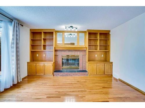 1024 Santana Road Nw, Calgary, AB - Indoor With Fireplace