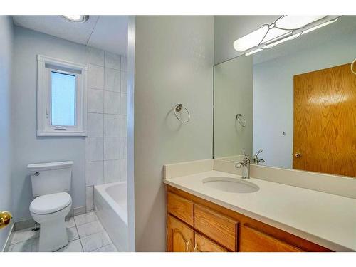 1024 Santana Road Nw, Calgary, AB - Indoor Photo Showing Bathroom