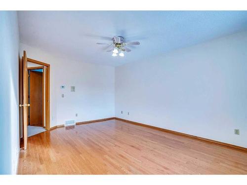 1024 Santana Road Nw, Calgary, AB - Indoor Photo Showing Other Room