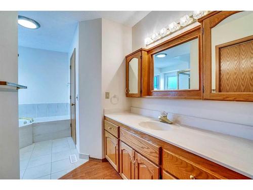 1024 Santana Road Nw, Calgary, AB - Indoor Photo Showing Bathroom