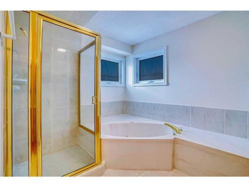 1024 Santana Road Nw, Calgary, AB - Indoor Photo Showing Bathroom