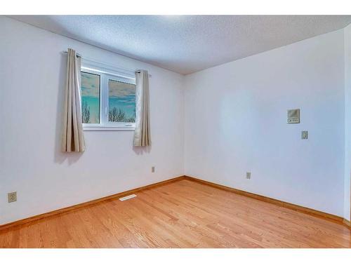 1024 Santana Road Nw, Calgary, AB - Indoor Photo Showing Other Room