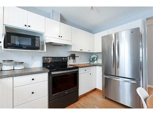 27 Mcdougall Court Ne, Calgary, AB - Indoor Photo Showing Kitchen